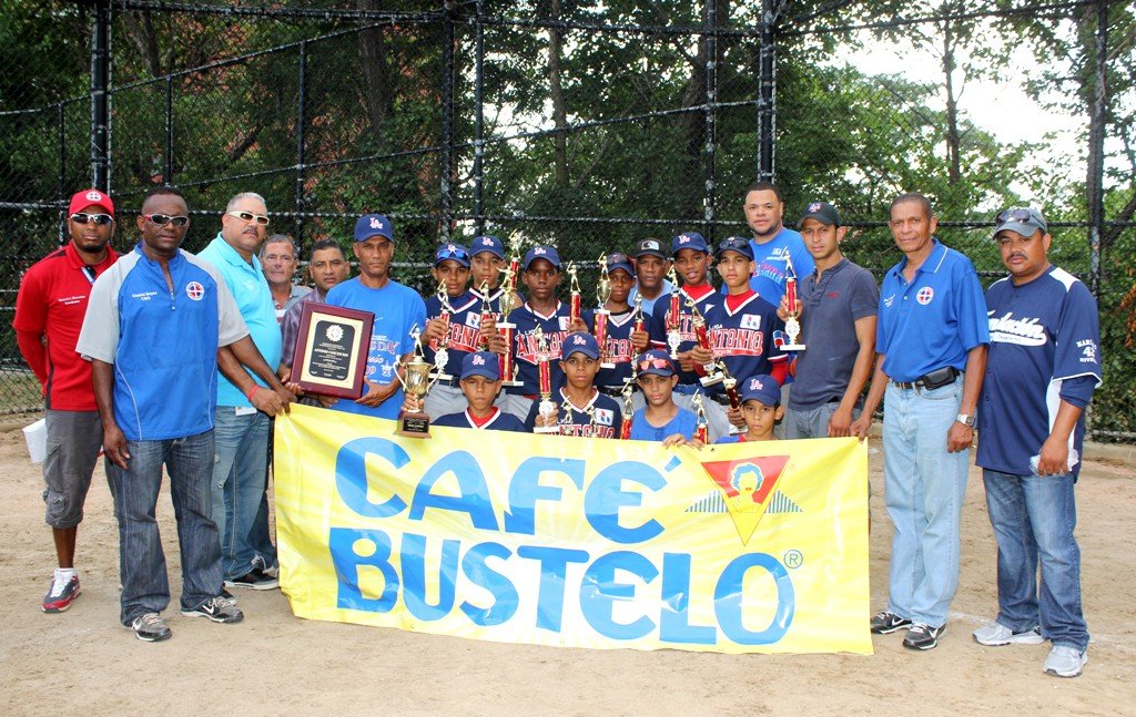 Integrantes de la división 11-12  de la Liga Antonio Concepción festejan el triunfo con la copa y los trofeos que lograron